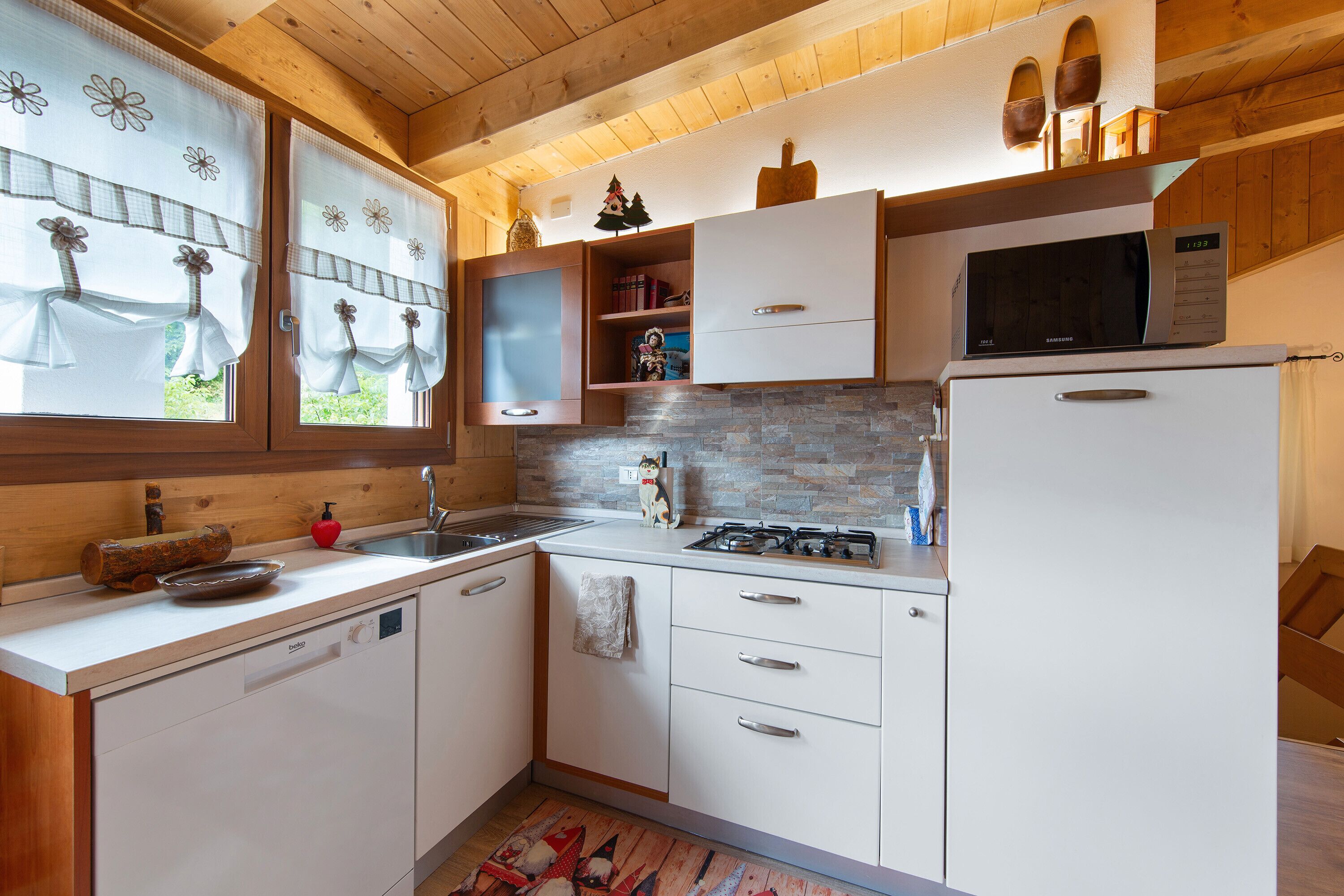 Réfrigérateur, micro-ondes, plaque de cuisson, lave-vaisselle