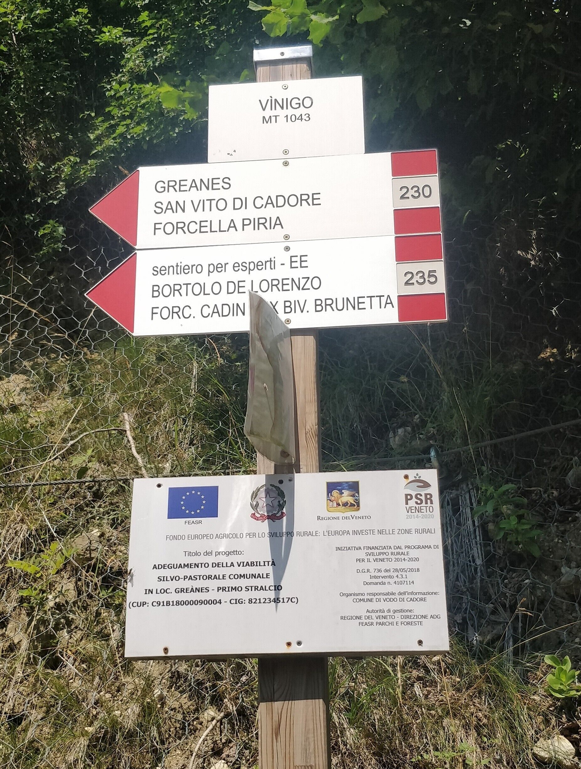 Un panneau indicateur directionnel comportant de nombreuses flèches pointant vers différentes destinations et indiquant les distances.