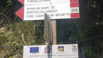 Un panneau indicateur directionnel comportant de nombreuses flèches pointant vers différentes destinations et indiquant les distances.
