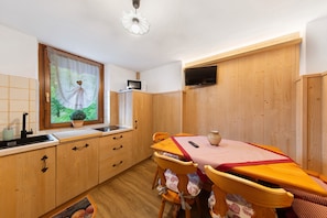 Réfrigérateur, micro-ondes, plaque de cuisson, lave-vaisselle