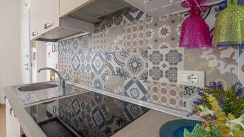 Réfrigérateur, four à micro-ondes, un four, surface de cuisson