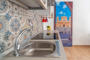 Frigorífico, microondas, horno y placa de cocina