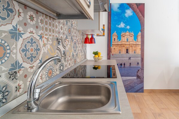 Køleskab, mikrobølgeovn, ovn, kogeplade