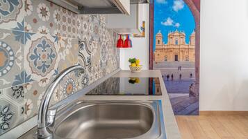 Réfrigérateur, four à micro-ondes, un four, surface de cuisson