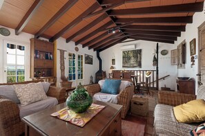 Een televisie en een open haard