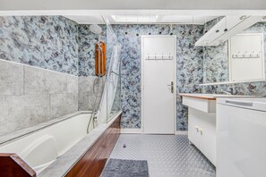 Shower, hair dryer, towels - Le Grand T2 – Elegant Apartment with Shared Pool in Andernos-les-Bains (Andernos-les-Bains)