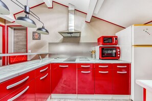 Fridge, microwave, oven, stovetop
