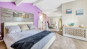 A bedroom with a bed, a desk, and a chair. - Le Grand T2 – Stylish Apartment with Shared Pool in Andernos-les-Bains (Andernos-les-Bains)