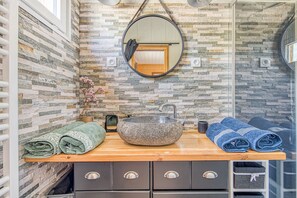 Shower, hair dryer, towels - La Gascogne in Andernos-les-Bains: Cozy Apartment with Private Jacuzzi (Andernos-les-Bains)