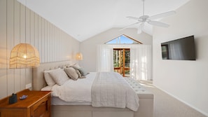 5 bedrooms, iron/ironing board, WiFi, bed sheets