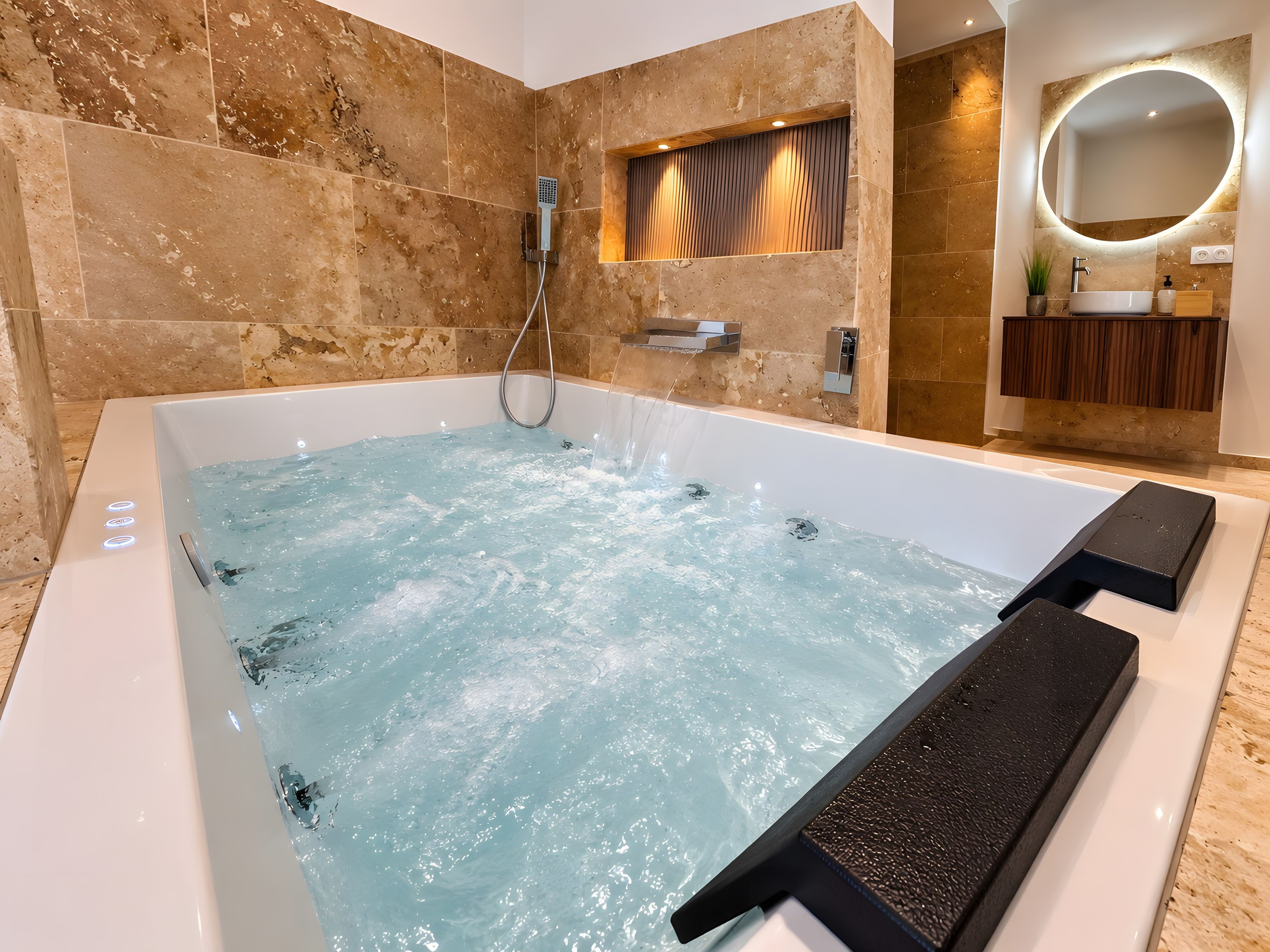 Une salle de bain moderne avec une grande baignoire, une douche et un meuble-lavabo avec un miroir.