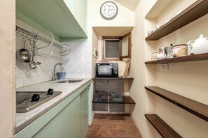 Réfrigérateur, four, plaque de cuisson, cafetière/bouilloire