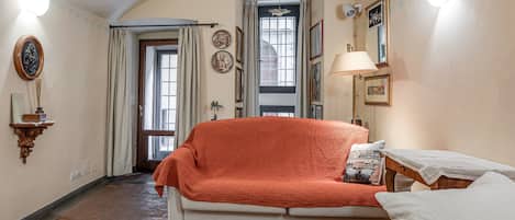 Un salon confortable avec un canapé, une table et une lampe.