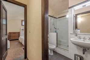 Douche, sèche-cheveux, serviettes fournies