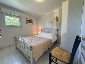 2 室のベッドルーム、WiFi (無料)