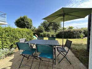 Outdoor dining - 1008 - House 5p in a private residence with swimming pool. (PLENEUF VAL ANDRE)