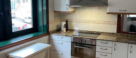 Jääkaappi, mikroaaltouuni, uuni, liesi