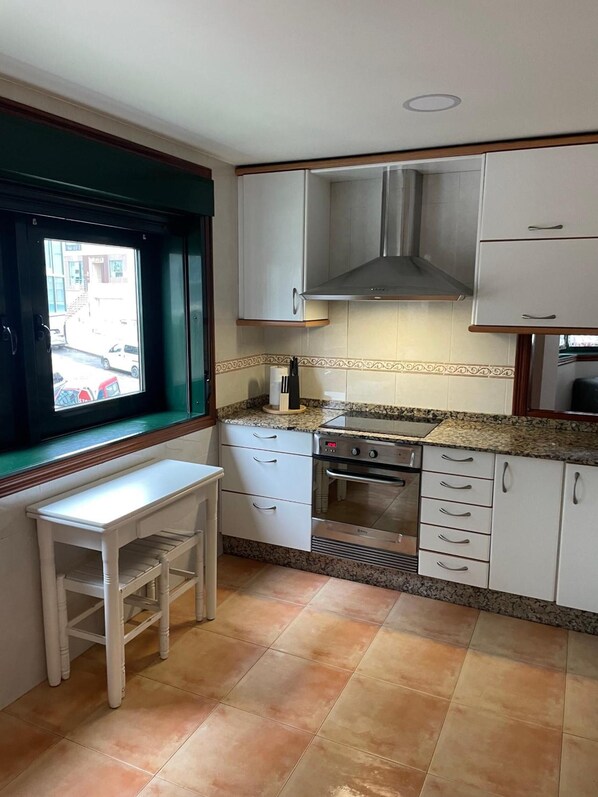 Jääkaappi, mikroaaltouuni, uuni, liesi