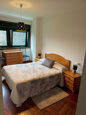 2 bedrooms, iron/ironing board, bed sheets