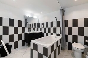 Shower, hair dryer, towels - Gîte 'Chez Gwen Et Flo' with Shared Terrace, Shared Garden, and Wi-Fi (Cholet)