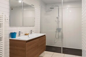 Shower, hair dryer, towels - Gîte 'Chez Gwen Et Flo' with Shared Terrace, Shared Garden and Wi-Fi (Cholet)