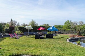 Outdoor dining - Gîte 'Chez Gwen Et Flo' with Shared Terrace, Shared Garden, and Wi-Fi (Cholet)