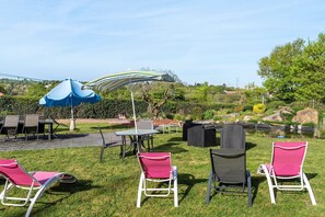 Outdoor dining - Gîte 'Chez Gwen Et Flo' with Shared Terrace, Shared Garden, and Wi-Fi (Cholet)