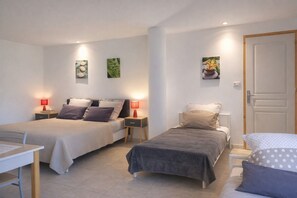 3 bedrooms, iron/ironing board, free WiFi, bed sheets