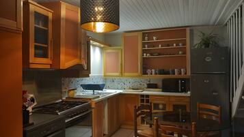 Een koelkast, een microgolfoven, een oven, een kookplaat