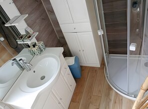 Suihku, hiustenkuivaaja, pyyhkeet