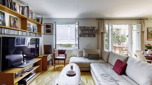 TV, DVD-spiller, bøker og filmbibliotek