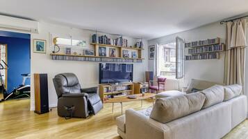 Télévision, lecteur de DVD, livres, vidéothÚque