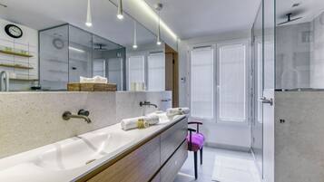 Een douche, een haardroger, handdoeken