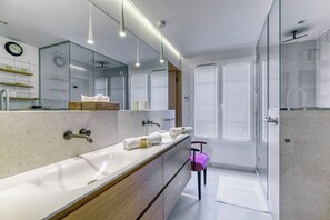 Shower, hair dryer, towels