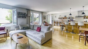 TV, DVD-spiller, bøker og filmbibliotek