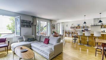 Télévision, lecteur de DVD, livres, vidéothÚque