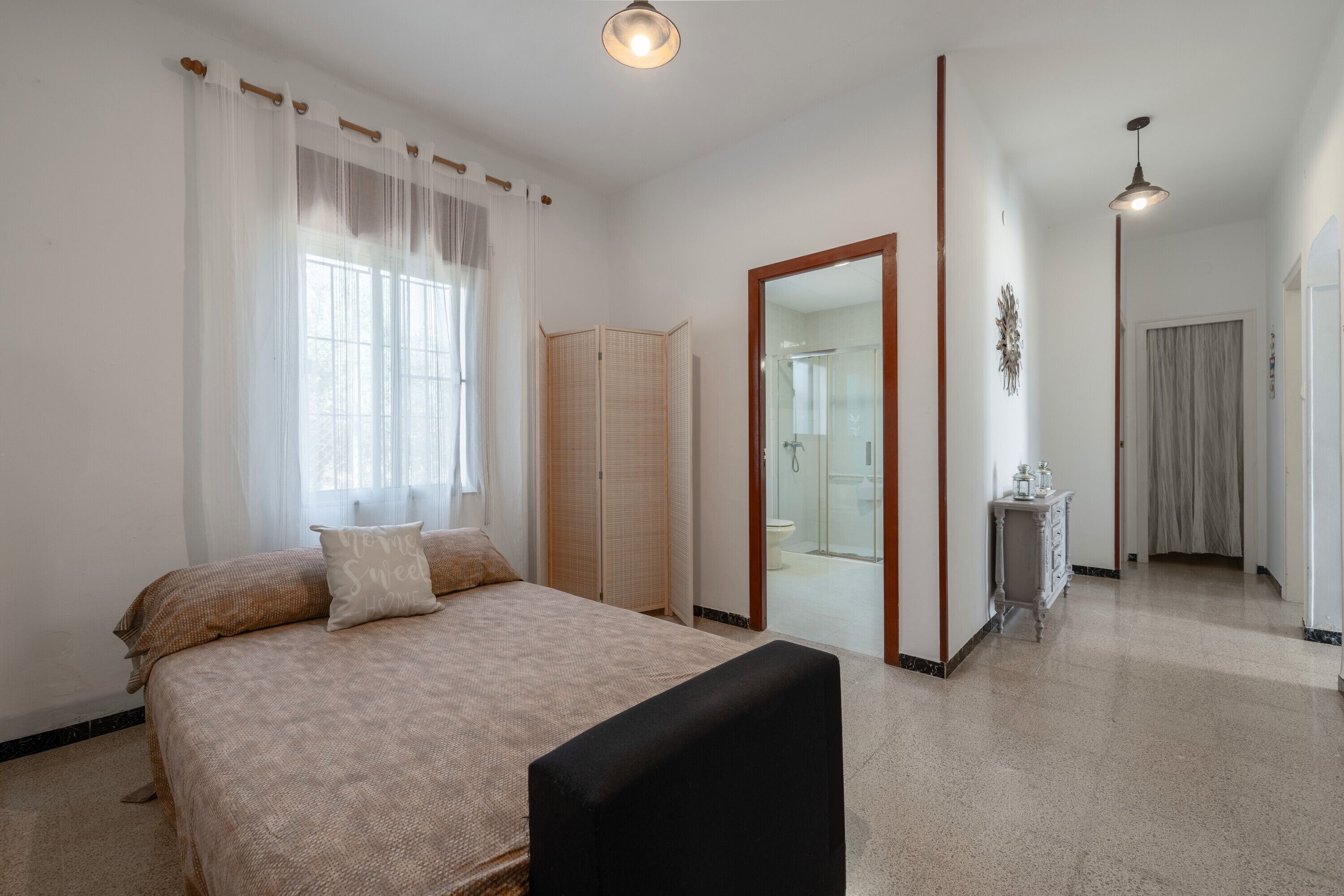 3 slaapkamers, een strijkplank/strijkijzer, gratis wifi, beddengoed