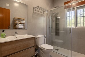 Shower, hair dryer, towels - Country House 'Masía Punta L'abat' with Mountain Views, Private Pool and Terrace (L'Aldea)