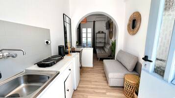 Fridge, stovetop, coffee/tea maker, electric kettle