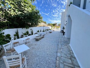 Outdoor dining - Studio 'Aeolian Blu 6' with Sea View, Wi-Fi and Air Conditioning (Paros)