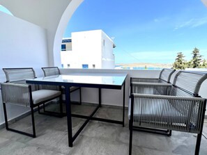 Outdoor dining - Studio 'Aeolian Blu 6' with Sea View, Wi-Fi and Air Conditioning (Paros)