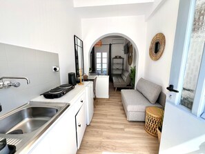 Fridge, stovetop, coffee/tea maker, electric kettle - Studio 'Aeolian Blu 6' with Sea View, Wi-Fi and Air Conditioning (Paros)