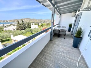 Outdoor dining - Studio 'Aeolian Blu 10' with Sea View, Wi-Fi and Air Conditioning (Paros)