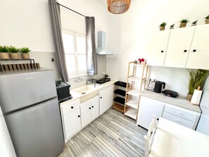 ثلاجة، موقد طهي مسطح، ماكينة لصنع القهوة/الشاي، غلّاية كهربائية