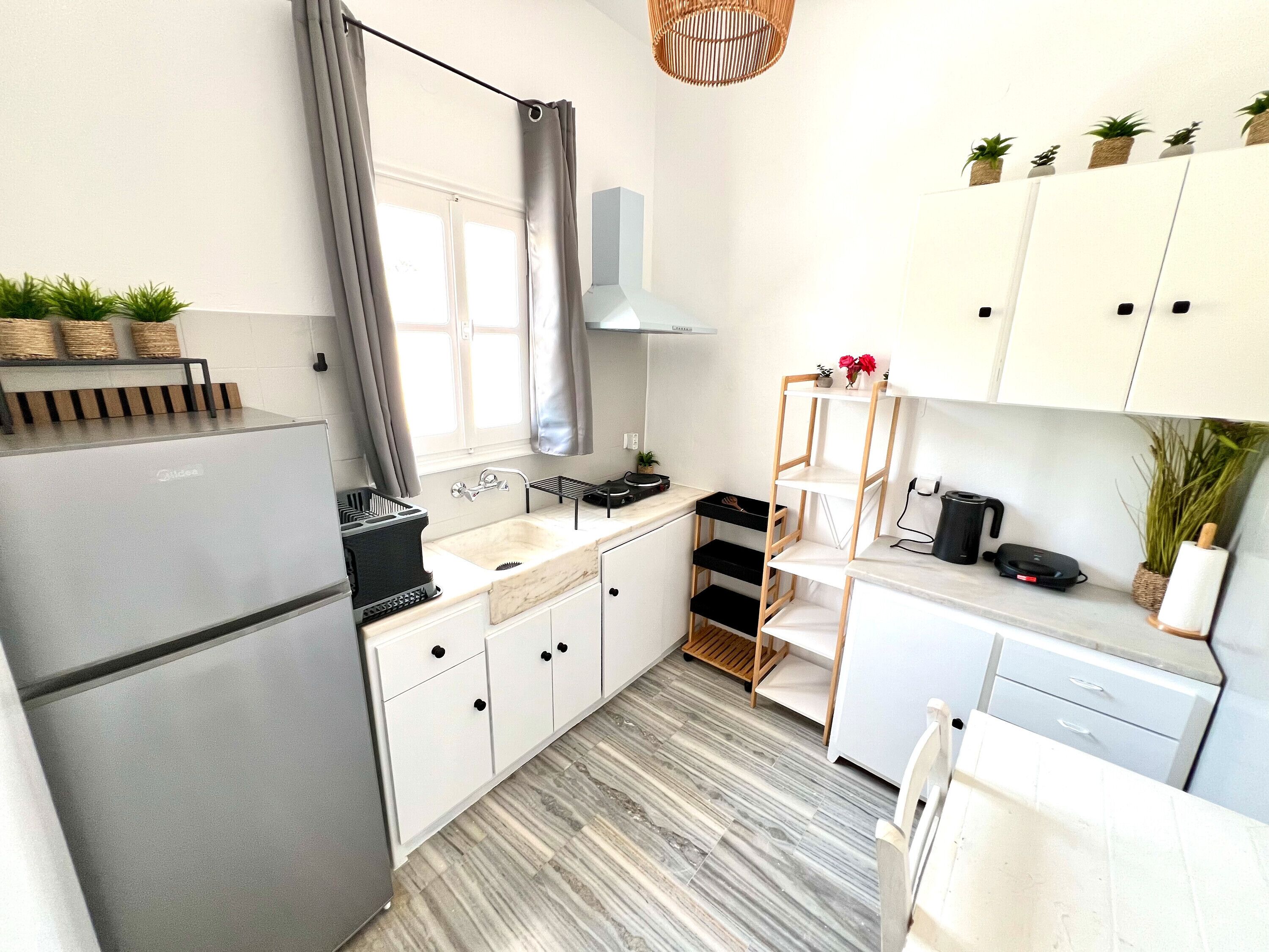 Kühlschrank, Herdplatte, Wasserkocher mit Kaffee-/Teezubehör