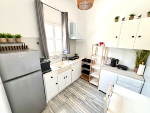 ثلاجة، موقد طهي مسطح، ماكينة لصنع القهوة/الشاي، غلّاية كهربائية