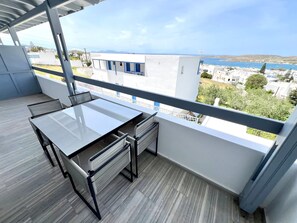 Outdoor dining - Studio 'Aeolian Blu 10' with Sea View, Wi-Fi and Air Conditioning (Paros)