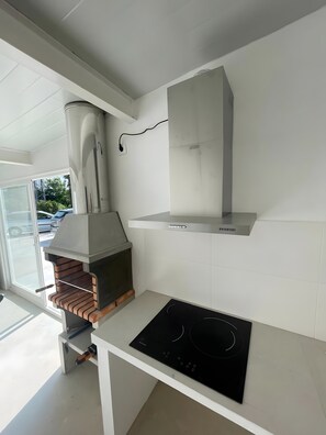 Een koelkast, een magnetron, een oven, een kookplaat