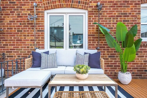 Upscale Toronto Home Near Transit | Office | King Beds | Garden | Backyard Oasis