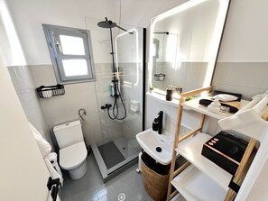 Dusche, Haartrockner, Handtücher